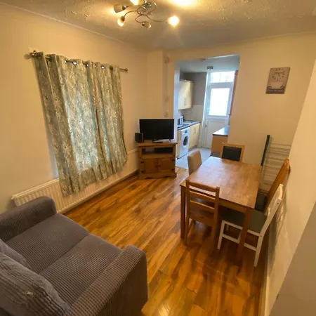 4 Bedroom Apartment & 2 Bedroom Apartment Londra Esterno foto